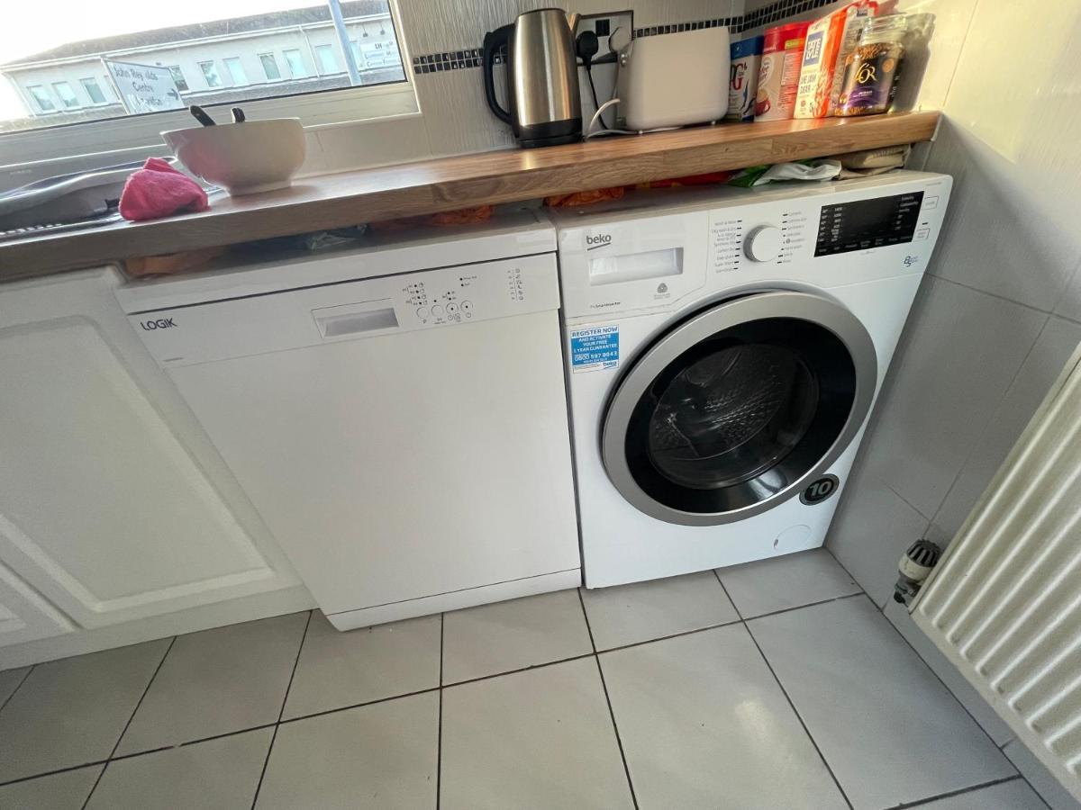 Holiday Home Cardiff City Sleeps 7 Exteriör bild